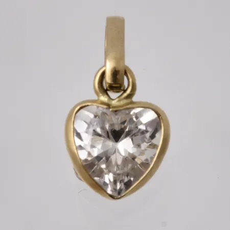 Hänge i 18K guld, mått 6,6x6,8mm, 1st hjärtformad vit sten,6x6mm. vikt 0,5g. 