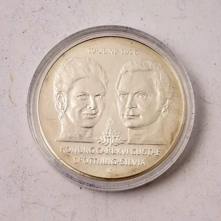 Jubileumsmynt i silver, 50kr, Ø36mm, Kungabröllopet 19 juni 1976 Konung Carl XVI Gustav och Drottning Silvia, silver 925/1000, myntkapsel, vikt 27g.