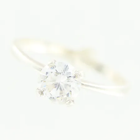 Ring, sten Ø6mm, stl 17, bredd 2-6mm, silver 925/1000, GHA. Vikt: 1,6 g