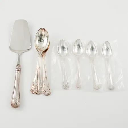 Tårtset Franska Liljan, 9 delar, längd 12-23 cm, vikt skedar 256 gram, vikt tårtspade 92 gram,silver.OBS! Skickas tidigast 4/8 pga. semesterstängt. Vikt: 256 g