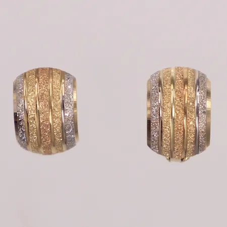 Ett par örhängen, längd 13,5mm, bredd 9mm, trefärgade, 18K  Vikt: 3,1 g