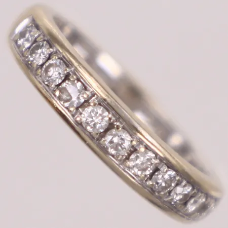 Halvalliansring med diamanter 11xca0,03ct, stl 16, bredd 3,2-4,1mm, vitguld, nagg på en av diamanterna, i behov av rodiering, gravyr, 18K  Vikt: 4,6 g