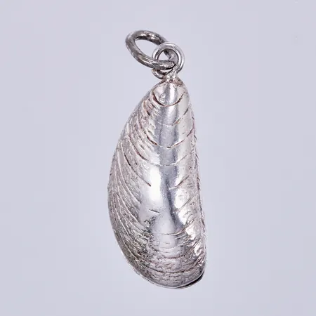Hänge Mussla, längd ca 2,5cm, bredd ca 1cm, silver 830/1000 Vikt: 1,9 g
