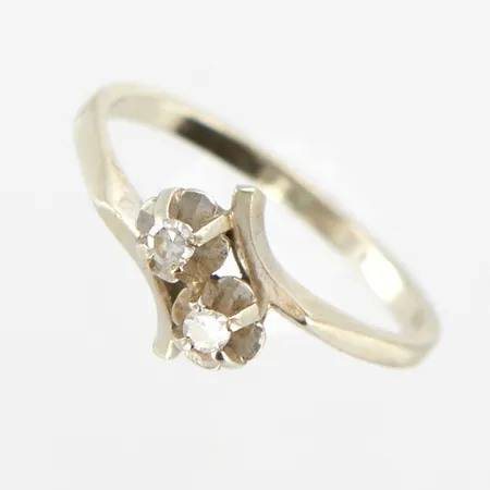Ring med åttkantsslipade diamanter 2x0,02, stl 15¾, bredd ca 8,2mm, 18K Vikt: 2 g