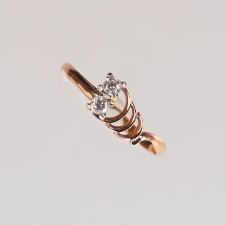 Ring med vita stenar, stl 17½, bredd 2-5mm, 18K Vikt: 1,3 g