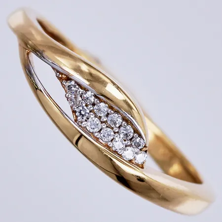 Ring med vita stenar, stl: 16¾­­, bredd: ca 2-5mm, 18K Vikt: 2,7 g