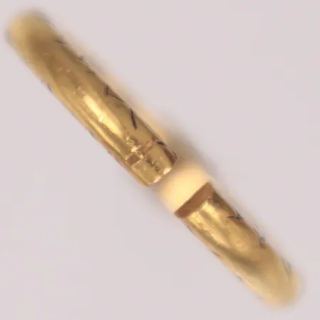 Ring, trasig, gravyr, 23K  Vikt: 3,2 g