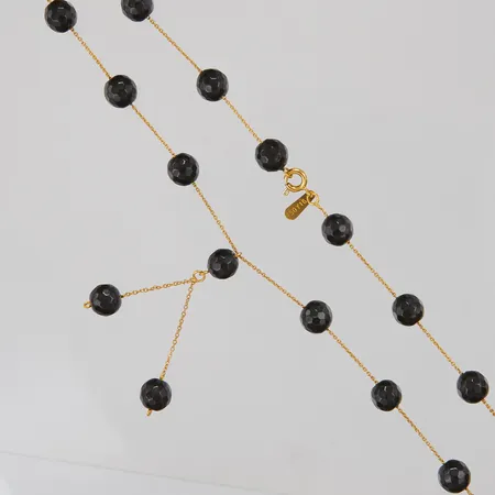 Collier, 45cm, Ankarlänk, bredd:0,5mm, fasetterad onyx 8,5mm, hängets längd 5cm, 18K.   Vikt: 16,6 g