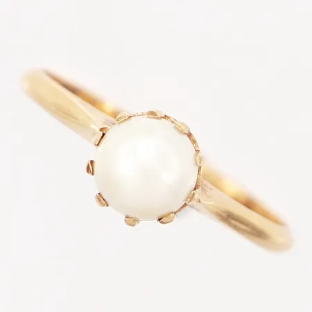 Ring med pärla, stl 17¼, bredd 2-6mm 18K Vikt: 2,1 g