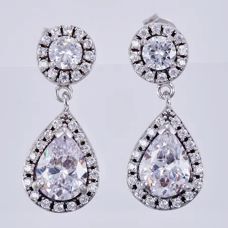 Ett par örhängen med vita stenar, längd ca 2,2cm, 2-8mm,GHA 925/1000 silver Vikt: 4,9 g