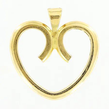 Hänge, hjärta, omgjord vigselring, gravyr, 22x21mm, 18K. Vikt: 4,7 g