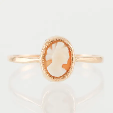 Ring med camé, storlek 17 mm, bredd 1.1-8.4 mm, 18k. Vikt: 0,7 g