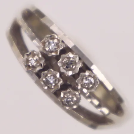 Ring med diamanter 6xca0,01ct åttkantslipade, stl 15¾, bredd 2-6,2mm, vitguld, 18K  Vikt: 3 g