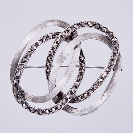 Brosch med markasiter, längd c a4,m, bredd ca 4cm, ostämplat silver Vikt: 10,6 g
