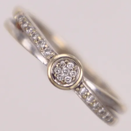 Ring med diamanter 1xca0,01ct, 18xca0,005ct åttkantslipade, stl 16, bredd 2,2-4,4mm, GHA, vitguld, i behov av rodiering, 18K  Vikt: 2,8 g
