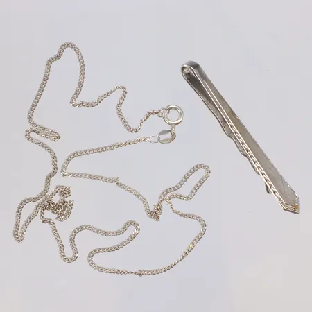 Diverse silver, slipsklämma, kedja, defekt/knutar Silver 925/1000 Vikt: 8,1 g