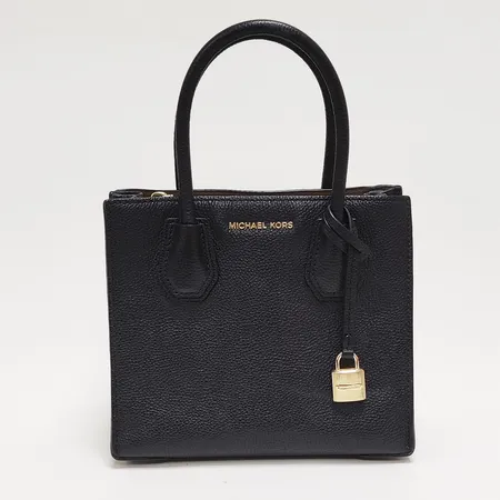 Väska, Michael Kors, Mercer, 21,5 x 19 x 10,5cm, svart läder med beslag i gulmetall, färgbortfall från tassar, fläckar invändigt, avtagbar axelrem, inga tillbehör. 