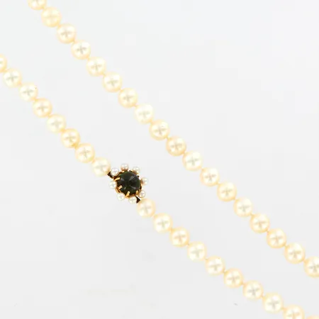 Pärlcollier med odlade pärlor,  lås i 18K, med grön cabochonslipad sten ca Ø 9mm, Stigbert för Heribert Engelbert, 1965, låsets diameter inkl. pärlor 18 mm,  total längd 46 cm, odlade pärlor Ø ca 8-8,5mm, etui Vikt: 0 g