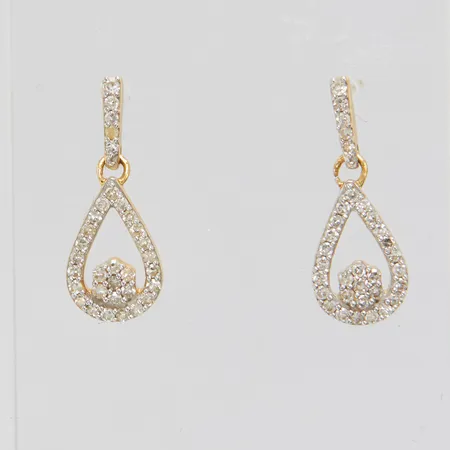 Ett par örhängen, diamanter 64 x ca.0,005ct, 1,2x6,4mm, GHA, 18K Vikt: 1,8 g