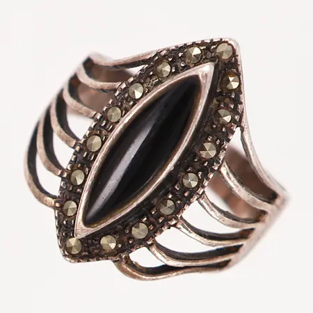 Ring med svart sten samt markasiter, stl 18¾, bredd: 4-22mm, otydlig silverstämpel Vikt: 5,2 g