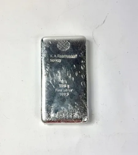 Silvertacka, K.A.Rasmussen Norge, serie nr A008622, 999,9/1000 silver. Vikt: 1000 g