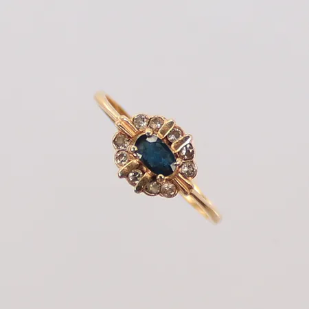 Ring med diamanter totalt 0,30ct enligt gravyr, samt blå sten, stl 17¾, bredd 2-6mm, 18K Vikt: 0,8 g