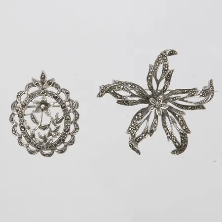 2 Silverbroscher med markasiter, 46,4x50,4mm, 38,9x31mm, lite skev nål, 800/1000 Vikt: 20,3 g