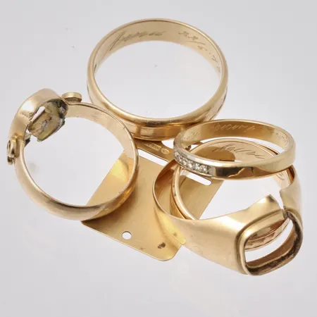 Diverse defekt guld, 18K, vikt 22,95g.