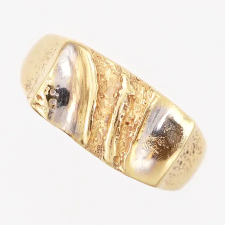Klackring 18¾, bredd: 3-9mm, mindre skevheter, 18K Vikt: 6,3 g