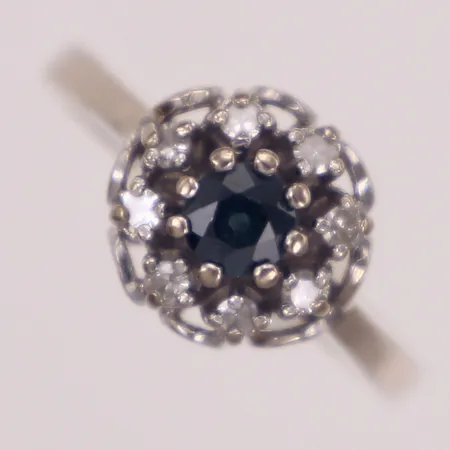 Ring med safir samt diamanter 8xca0,02ct, stl 16¾, bredd 1,65-9,8mm, vitguld, 18K  Vikt: 3,7 g