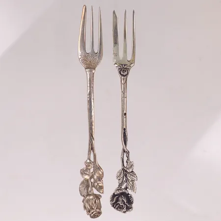 2 Gafflar, modell Rosen, längd 12,5-13cm, udda delar, silver 830/1000 Vikt: 26,2 g