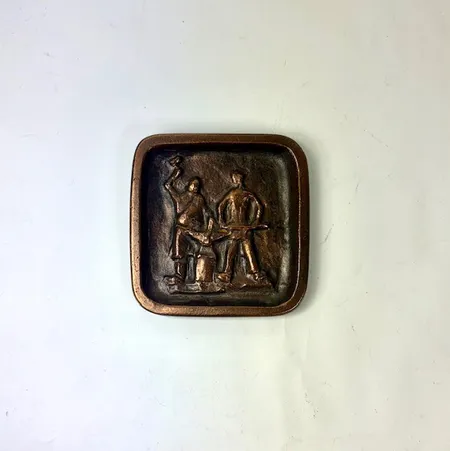 Väggplakett, smeder från Eskilstuna, Allan Ebeling (1897-1975) stl 14x14 cm, metall