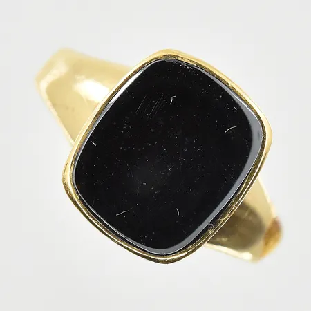 Klackring med Hematit, stl 19½, bredd 3-13 mm, gravyr, 18K. Vikt: 4,6 g