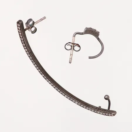 Två udda örhänge med vita stenar, 10,5mm, 50mm  silver 925/1000 Vikt: 2,2 g