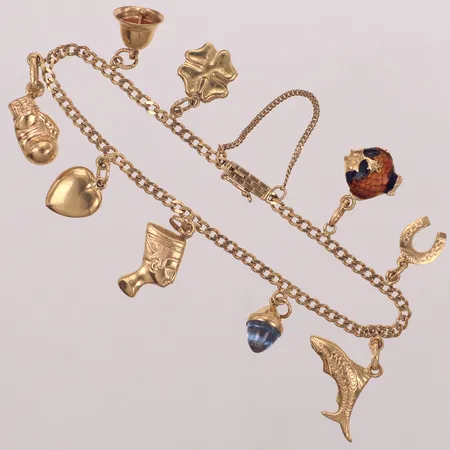 Armband Pansar med nio berlocker, längd ca 18,5cm, bredd 3mm, 18K Vikt: 11,7 g