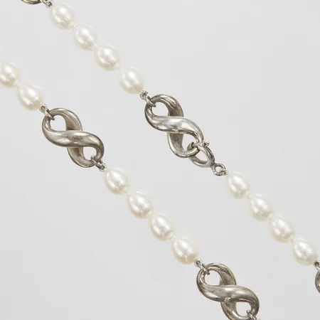 Silvercollier, Tiffany & Co. år 1999, längd: 40,5cm, odlade sötvattenpärlor Ø6,5-6,7mm, orginaletui samt ytterkartong, 925/1000 bruttovikt: 36,7g.