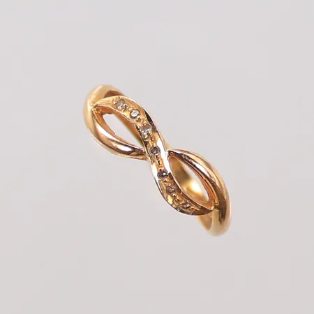 Ring med vita stenar, stl 17, bredd 2-6mm, 18K, 2,7g Vikt: 2,7 g