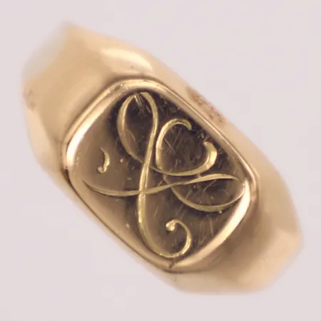 Klackring, stl 16¼, bredd 3,1-8,9mm, skev, 18K  Vikt: 2,7 g