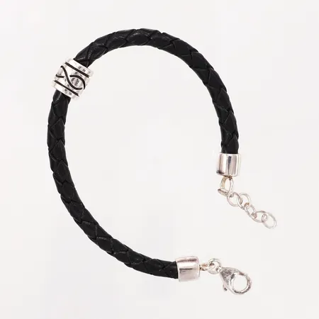 Armband läder med silverdetaljer, 20cm, bredd: 5-9mm, GHA, silver 925/1000, bruttovikt: 8,5 gram Vikt: 0 g