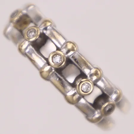 Ring med diamanter 5xca0,01ct, stl 18¼, bredd 4,2-6,6mm, i behov av rodiering, vitguld, 18K Vikt: 4,4 g