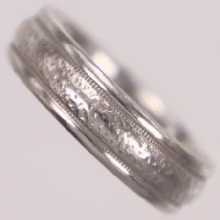 Ring med mönster, stl 18, bredd 5,9mm, platina 950/1000 11,6g