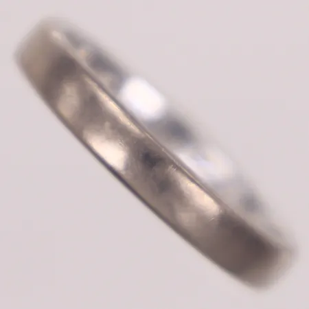 Ring, stl 15¾, bredd 3mm, vitguld, gravyr, 18K Vikt: 3,5 g