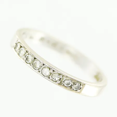Ring, diamanter 8 x ca 0,02ct 8/8-slipade och briljantslipade, stl 17, bredd 2,5mm, gravyr, 18K. Vikt: 2,7 g