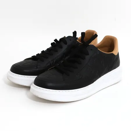 Ett par skor/sneakers Louis Vuitton, stl 7/Eu: 40, märkta: LD 0271, präglat monogram-mönster, svarta, nyskick, dustbag