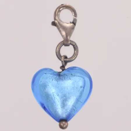 Hänge med blå glassten, längd ca 28mm, bredd 13,3mm, karbinhake, silver 925/1000 Vikt: 2,3 g