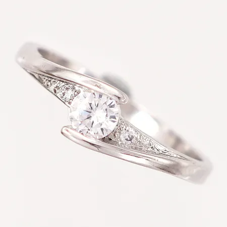 Ring med vita stenar, stl 19½, bredd: 2-6,5mm, silver 925/1000 Vikt: 2,3 g