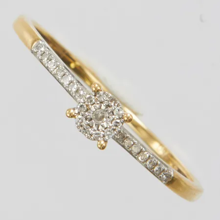 Ring, diamanter 1 x ca. 0,01ct+24 x ca.0,005ct, Ø19½, bredd: 1,1-4mm, GHA, 18K Vikt: 1,7 g