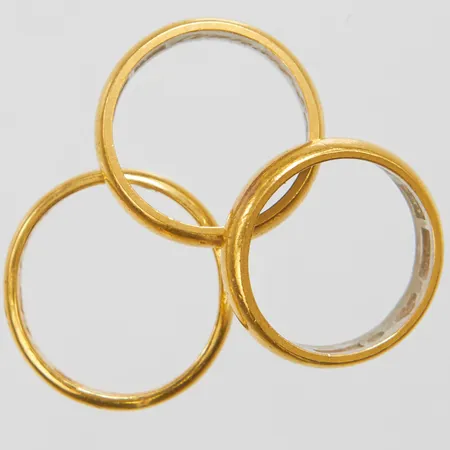 3 Ringar, personliga gravyrer, en skev, 23K Vikt: 18,6 g