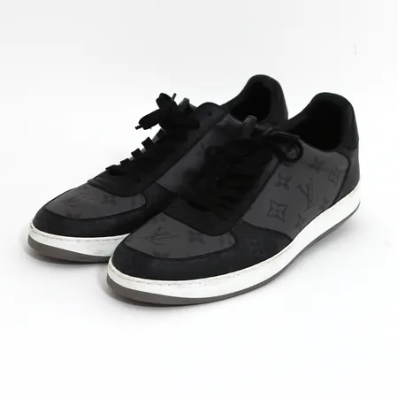 Ett par skor/sneakers Louis Vuitton, stl stl 8½/Eu: 42,5, märkta: MS 0211, monogram-mönster, sparsamt använda, dustbag