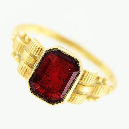 Ring, röd sten, stl 17, bredd 1,2-8mm, skev skena, 18K.  Vikt: 1,2 g